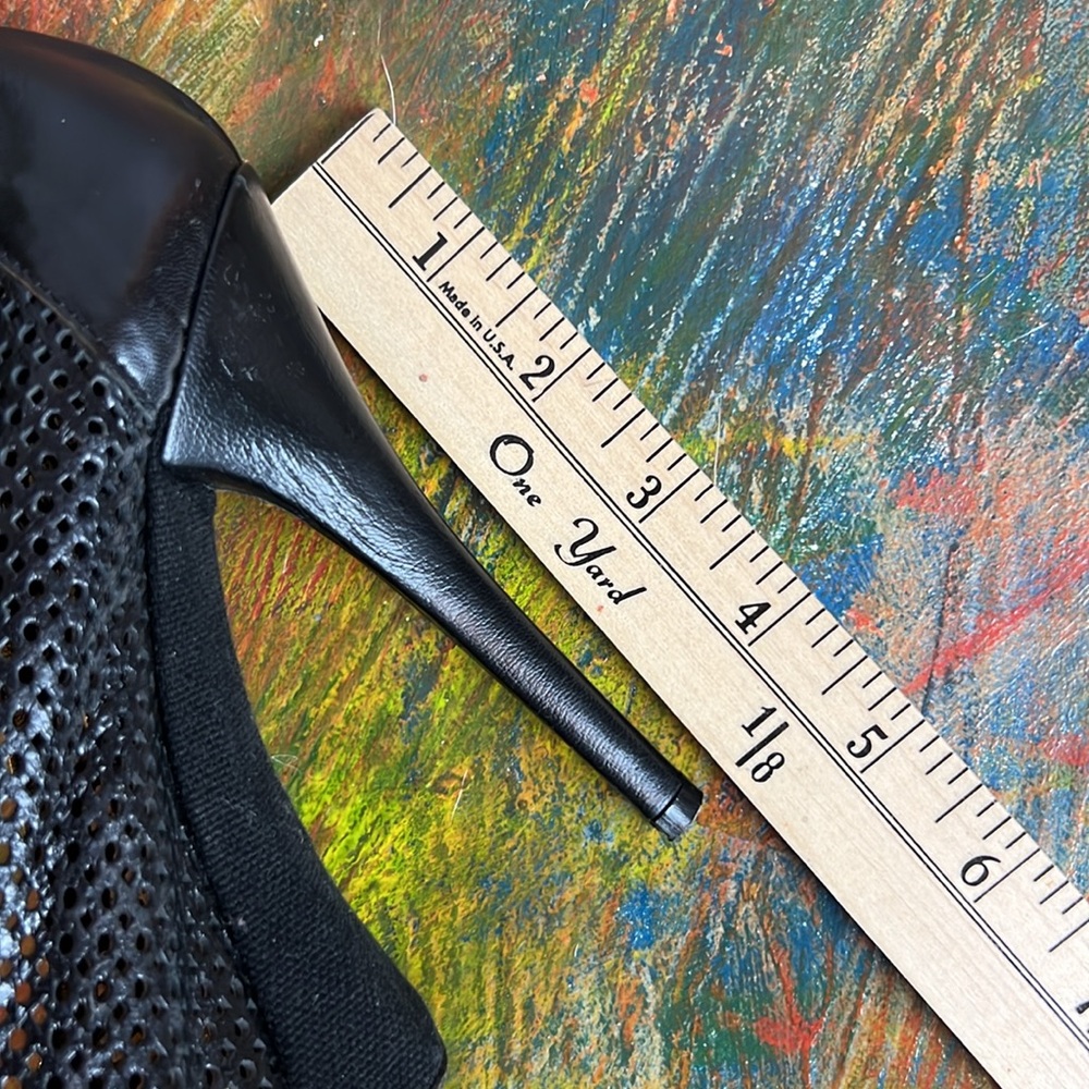 Gianfranco Ferre perforated open peep toe heel 4.5" black Sz. 39 pumps leather - Picture 13 of 17